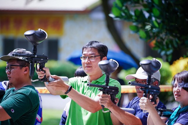 家長固定靶射擊體驗-漆彈,水彈槍,水晶彈,夏令營,高雄夏令營,親子夏令營,漆彈夏令營,戶外活動,親子活動,水彈夏令營,漆彈場,救國團,社教館,水彈