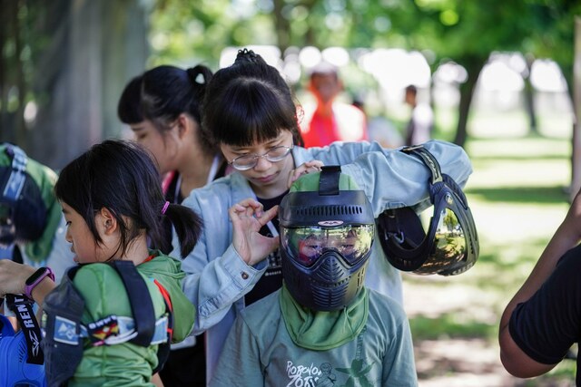 大姐姐為孩子們配戴面罩－熊麻吉複合式親子夏令營（高雄漆彈夏令營 水彈夏令營）