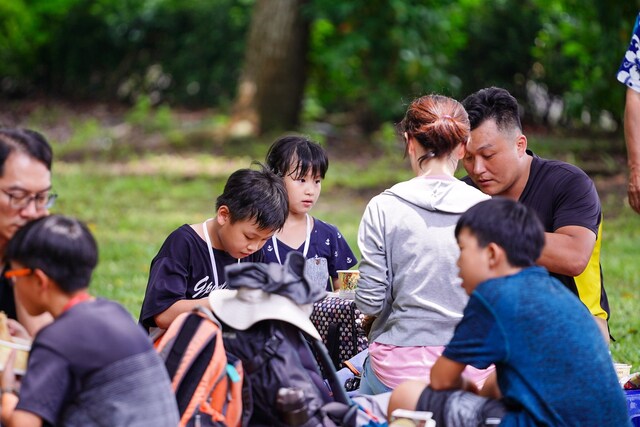 熊麻吉親子複合式夏令營在寬敞樹蔭下享受溫馨午餐-高雄戶外親子夏令營