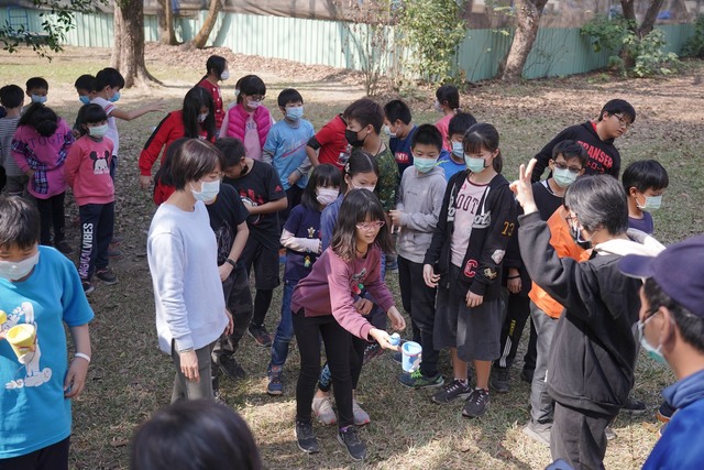 團康活動（接接樂接力賽）-最頂級與溫馨水彈冬令營活動-長頸鹿美語水彈冬令營-全台最優質高雄水彈團隊（水彈槍 水晶彈 水彈對戰 戶外教學 安親班 補習班 戶外活動）