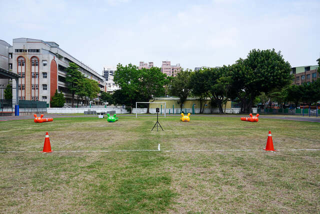 四隻毛毛蟲及擴音器～高雄民族國中校慶毛毛蟲同舟共濟趣味競賽：高雄台南充氣毛毛蟲租用租借專業商家