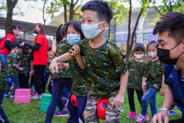 兩人足球團康活動-（熊麻吉活動團隊）台南傑尼爾富農幼兒園水彈戶外教學成長營