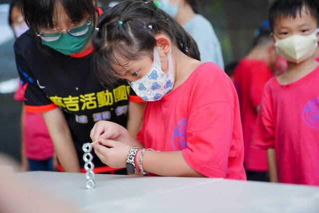 每組都有一名工作人員陪同與協助：歡樂水彈戶外夏令營～高雄台南補習班戶外教學（冬令營）全台唯一提供免費與多元課程水彈活動