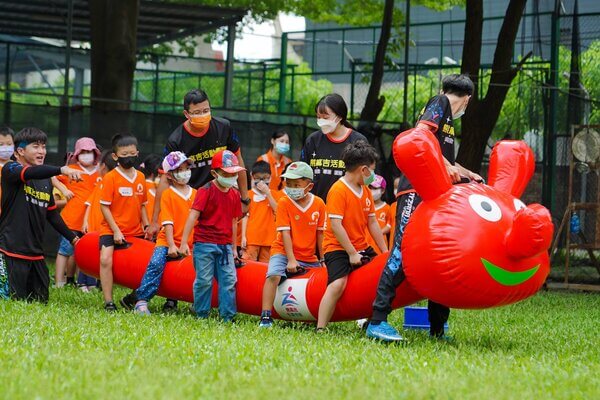 低年級孩童由教練帶領也能體驗：安親班最熱門最夯夏令營活動～水彈-水彈戶外教學成長營：高雄台南最安全專業多元溫馨歡樂水彈團隊推薦～熊麻吉活動團隊，安親班、補習班夏令營冬令營高cp值