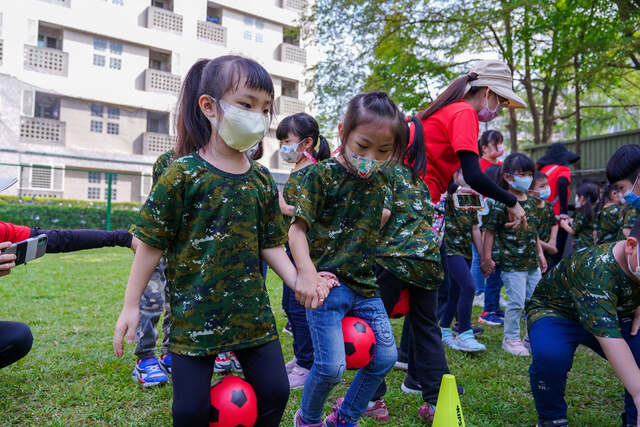 兩人足球團康活動-（熊麻吉活動團隊）台南傑尼爾富農幼兒園水彈戶外教學成長營