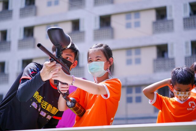 漆彈固定靶射擊專業漆彈教練陪同：長頸鹿美語南門分校（安親班）歡樂水彈戶外夏令營-台南應用科技大學漆彈場（高雄台南最安全專業多元溫馨歡樂水彈場地）