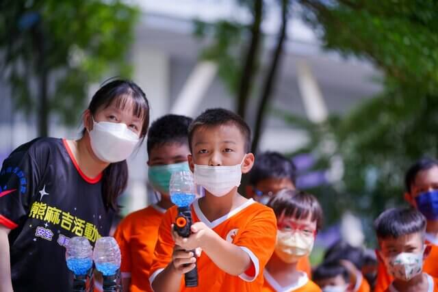 水晶彈固定靶射擊：長頸鹿美語南門分校（安親班）歡樂水彈戶外夏令營-台南應用科技大學漆彈場（高雄台南最安全專業多元溫馨歡樂水彈場地）