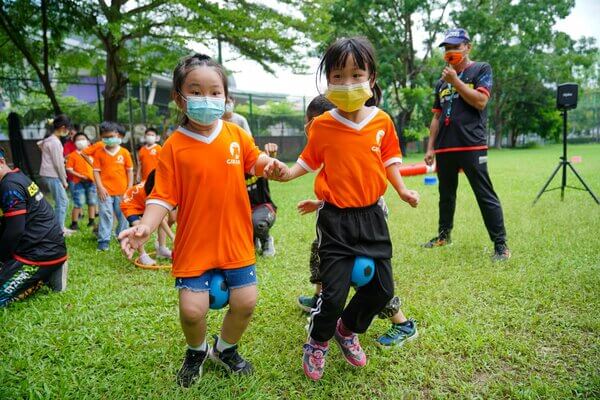 兩人足球接力趣味競賽：安親班最熱門最夯夏令營活動～水彈-長頸鹿美語麻豆分校樂群課輔水彈戶外教學成長營：高雄台南最安全專業多元溫馨歡樂水彈團隊推薦～熊麻吉活動團隊，安親班、補習班夏令營冬令營高cp值