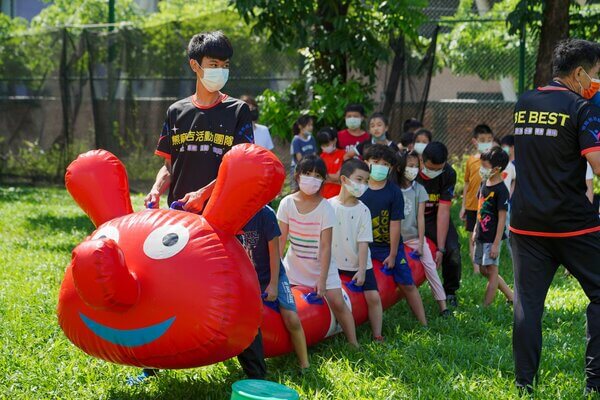 充氣毛毛蟲趣味競賽：台南應用科技大學漆彈場：高雄台南最安全及專業水彈活動場地-（熊麻吉活動團隊安親班補習班冬令營夏令營最信賴選擇）欣之堤補習班水彈戶外教學成長營