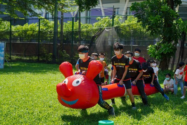 充氣毛毛蟲趣味競賽：台南應用科技大學漆彈場：高雄台南最安全及專業水彈活動場地-（熊麻吉活動團隊安親班補習班冬令營夏令營最信賴選擇）欣之堤補習班水彈戶外教學成長營