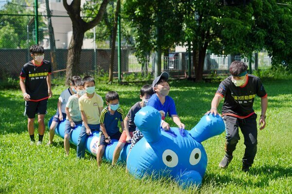 充氣毛毛蟲趣味競賽：台南應用科技大學漆彈場：高雄台南最安全及專業水彈活動場地-（熊麻吉活動團隊安親班補習班冬令營夏令營最信賴選擇）欣之堤補習班水彈戶外教學成長營