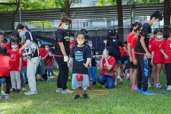 全省唯一免費趣味競賽項目（足球接力賽）：芝麻街美語安親班（幼兒園、補習班）多元水彈夏令營活動-台南應用科技大學漆彈場（高雄台南最安全專業多元溫馨歡樂水彈場）