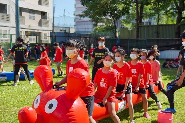 充氣毛毛蟲趣味競賽：台南應用科技大學漆彈場：高雄台南最安全及專業水彈活動場地-（熊麻吉活動團隊安親班補習班冬令營夏令營最信賴選擇）安親班水彈戶外教學成長營