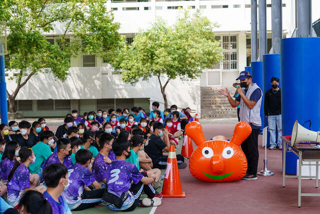 充氣毛毛蟲校慶運動會趣味競賽中，全台唯一均由熊教練親自到場帶領、講解、比賽規則、競賽技巧、安全示範，其提供毛毛蟲租借、毛毛蟲租用、毛毛蟲出租服務，團隊還有全台首創無人機空拍，團康活動趣味競賽規劃、設計、帶領、主持：熊麻吉活動團隊完整專業服務