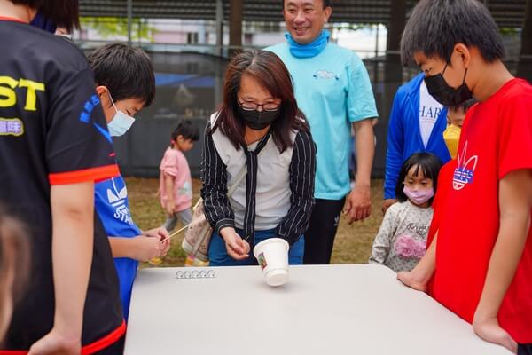 翻跟斗團康活動趣味競賽：補習班安親班戶外教學、公司聯誼、校慶運動會活動（熊麻吉活動團隊）