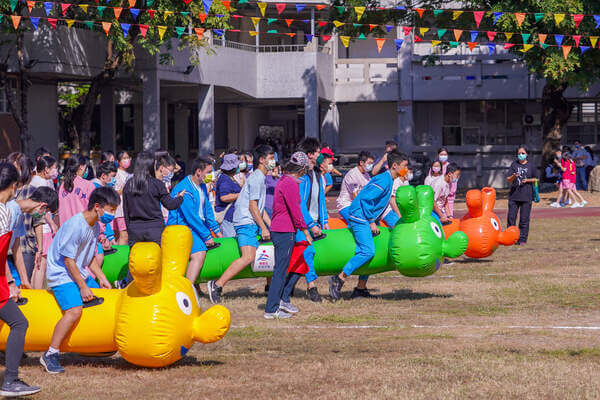 校慶活動毛毛蟲趣味競賽：熊麻吉活動團隊提供國小、國中、高中、大學運動會、公司團體、外場活動、公司聯誼家庭日活動帶領